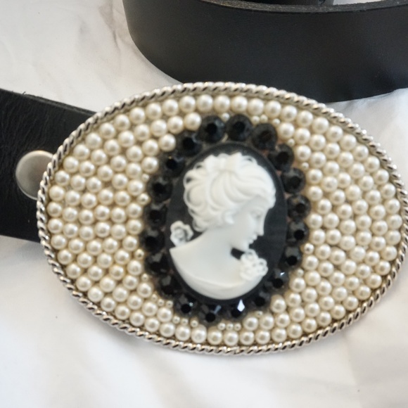 Tarina Tarantino Cameo Belt Black Leather & Pearl - Picture 2 of 5